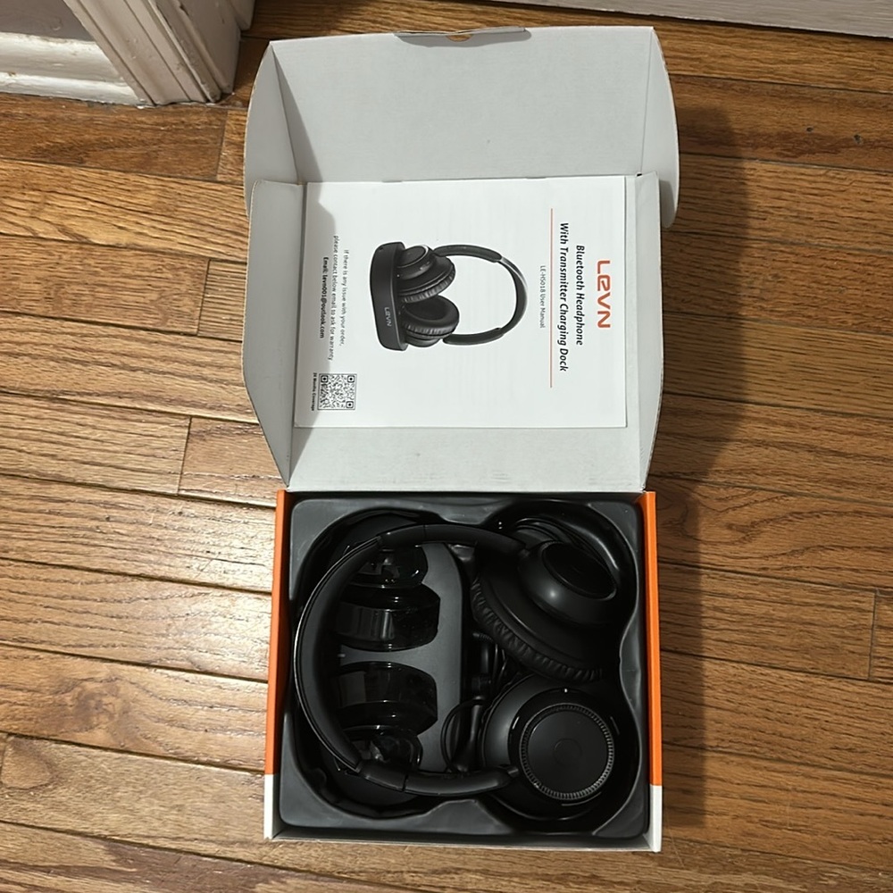 Levn Black Over-Ear Headphones - Picture 4 of 4
